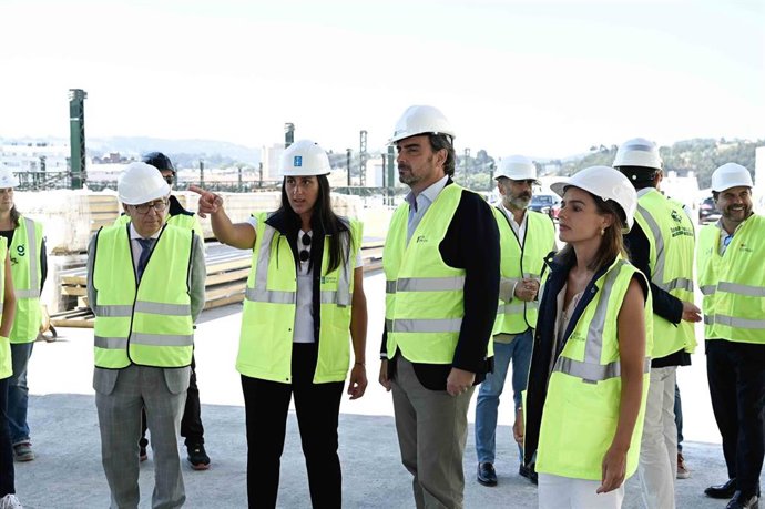 El conselleiro de Presidencia, Xustiza e Deportes, Diego Calvo, visita las obras de la estación intermodal de A Coruña