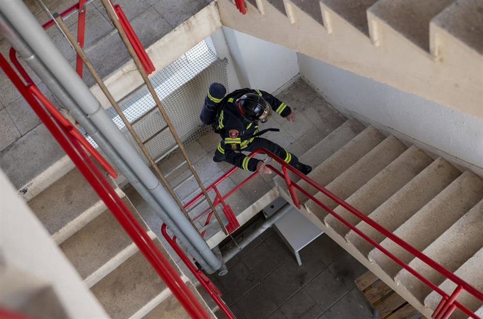 Un bombero de Madrid en el parque de bomberos 8, a 20 de junio de 2025, en Madrid (España).