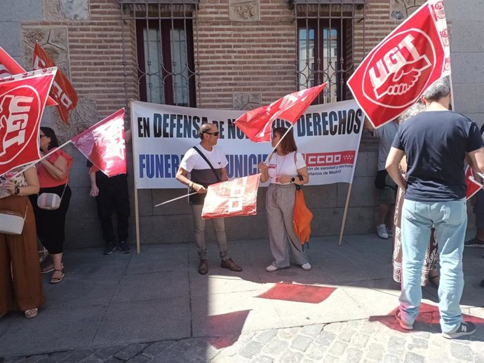 La dirección de la funeraria municipal niega recorte salarial y argumenta que hay que adaptarse a los cambios de 30 años