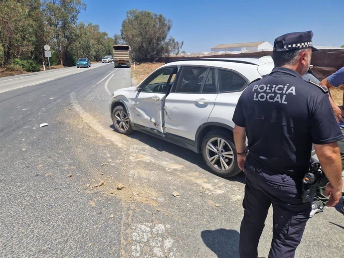 Colision entre un turismo y un camión en Almonte (Huelva).