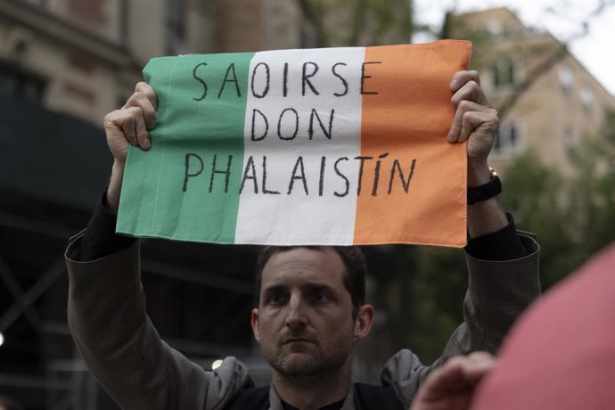 Archivo - May 6, 2024, New York, New York, USA: A man holds a flag of Ireland that reads 'SAOIRSE DON PHALAISTÍN.' Pro-Palestinian protesters march to the Met Gala where massive numbers of police have closed the streets and the sidewalks surrounding the m