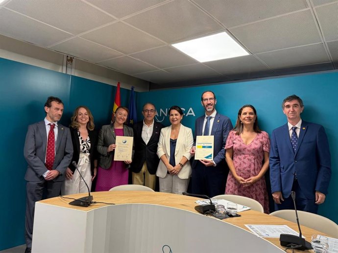 Foto familia de la entrega de sellos internaciones de calidad a la Universidad de Sevilla donde estaban presentes el rector, Miguel Ángel Castro, (4i) y la vicerrectora de Ordenación Académica, Cristina Yanes, (7i).