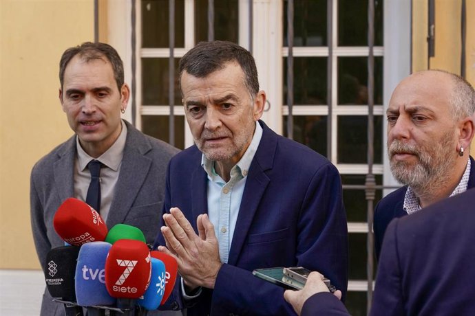 Archivo - El coordinador federal de Izquierda Unida, Antonio Maíllo, atiende a los medios antes de asistir al acto de reparación de la memoria de Manuel José García Caparrós. A 27 de febrero de 2025, en Málaga (Andalucía, España).