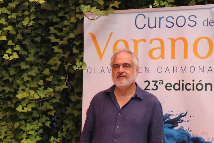 El Jefe de Servicio de la Delegación de Patrimonio Histórico del Ayuntamiento de Carmona y codirector del Curso de Verano 'Arqueología de Campo. 18ª edición' de la UPO en Carmona, Ricardo Lineros, posando momentos previos al Curso.