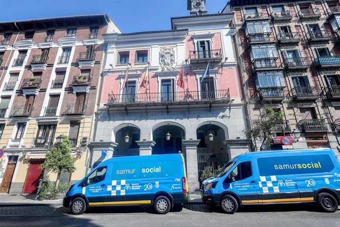 Archivo - Dos vehículos del Samur Social 