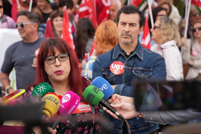 Archivo - Los secretarios del Área de Salud Laboral de CCOO Sevilla y UGT Sevilla respectivamente, Carmen Tirado (i), y José Armando Rodríguez (d), durante una atención a medios e
