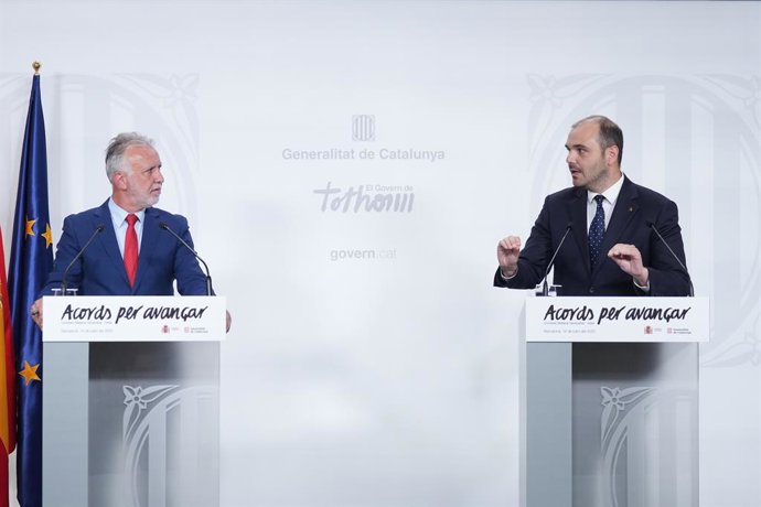 O Ministro da Política Territorial e Memória Democrática da Espanha, Ángel Víctor Torres (à esquerda), e o Ministro da Presidência, Albert Dalmau Miranda (à direita), fazem declarações em uma coletiva de imprensa após a reunião da Comissão bilateral de Es