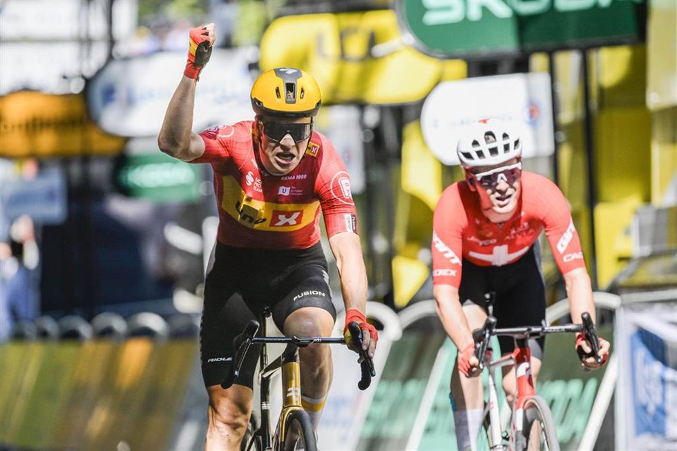 El corredor noruego Jonas Abrahamsen (Uno X Mobility) celebra su triunfo en la undécima etapa del Tour de Francia de 2025 en Toulouse.