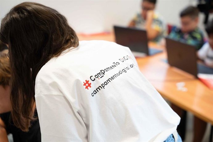 Una monitora orienta a varios participantes durante una de las sesiones formativas sobre uso responsable de la tecnología en Almería.