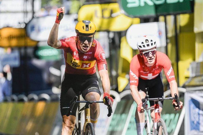 O ciclista norueguês Jonas Abrahamsen (Uno X Mobility) comemora sua vitória na décima primeira etapa do Tour de France 2025 em Toulouse.