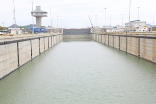 Archivo - Panamá batallará contra la indemnización de hasta 1.700 millones que le demanda Sacyr por el Canal