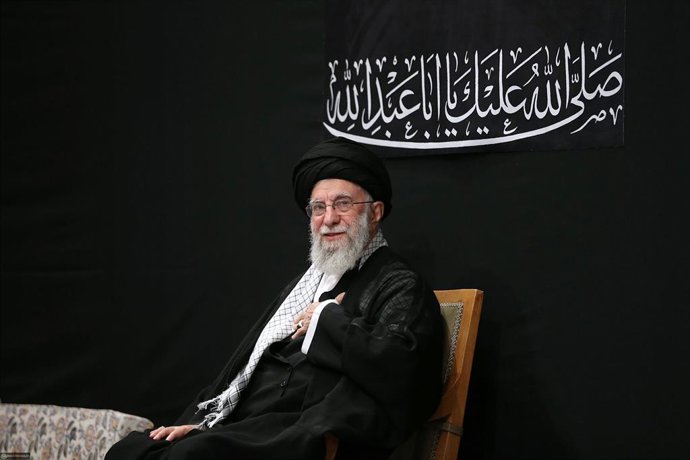 5 de julho de 2025, Teerã, Teerã, Irã, República Islâmica do: O líder supremo iraniano Ayatollah ALI KHAMENEI participa de uma cerimônia de luto em comemoração ao aniversário de morte do neto do Profeta Maomé, Hussein, em Teerã. O líder supremo do Irã em 