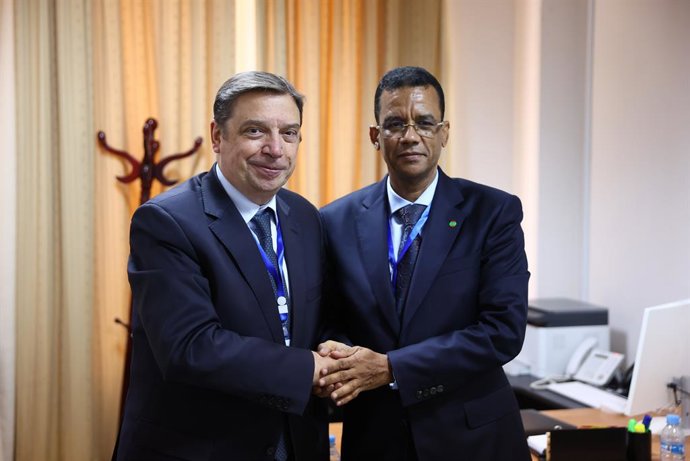 El ministro de Agricultura, Pesca y Alimentación, Luis Planas, en una reunión con el titular de Pesca, Infraestructuras Marítimas y Portuarias de Mauritania, Fadhili Sidaty