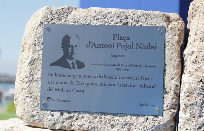 La placa commemorativa a la plaça Antoni Pujol