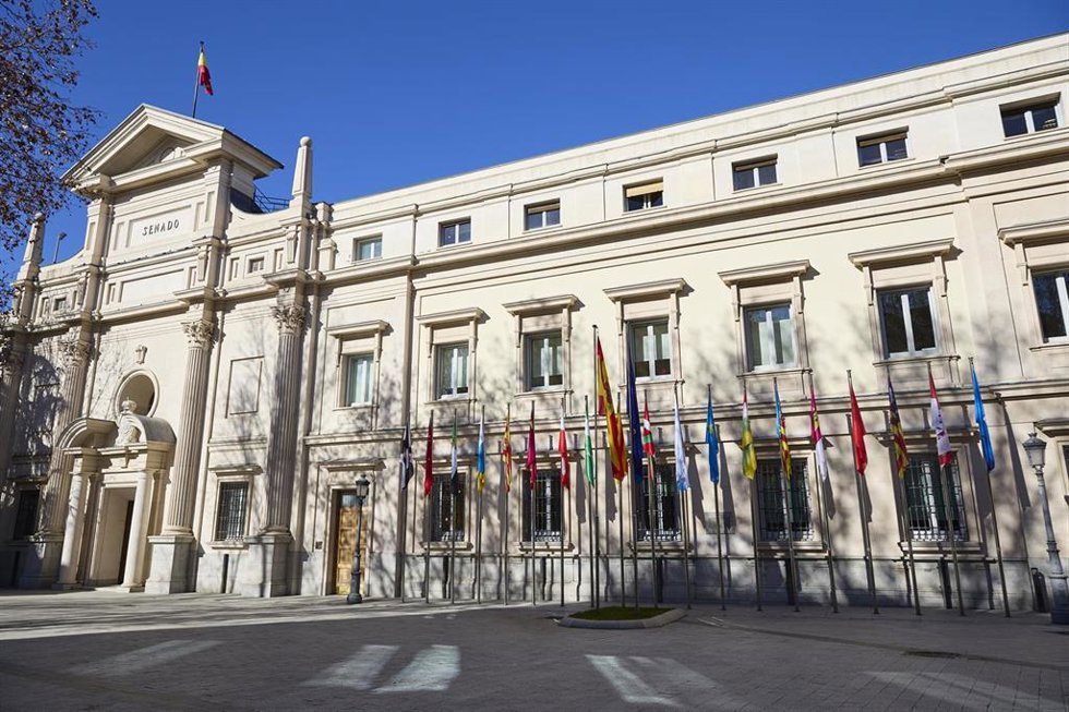 Archivo - Banderas de las Comunidades Autónomas frente a la fachada del Palacio del Senado, a 14 de enero de 2025, en Madrid (España).