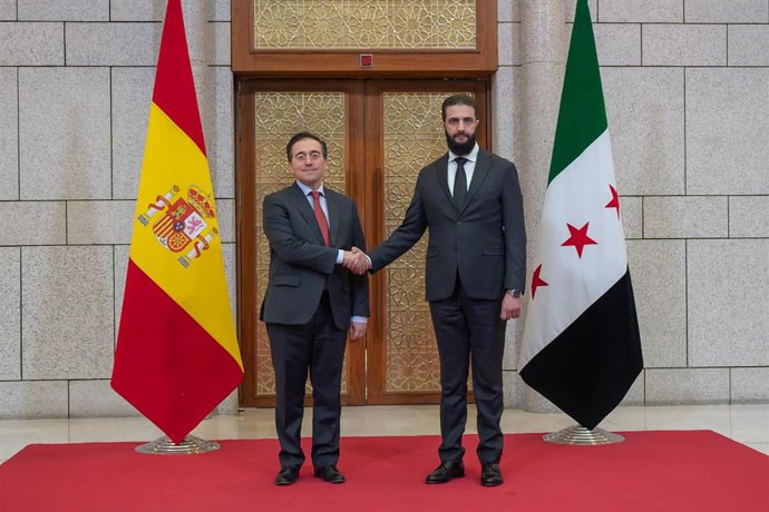 Archivo - El ministro de Asuntos Exteriores, Unión Europea y Cooperación, José Manuel Albares (i), durante su reunión con el nuevo 'líder de facto' de Siria, Ahmed al Shara (d), a 16 de enero de 2025, en Damasco (Siria). Albares visita la capital de Siria
