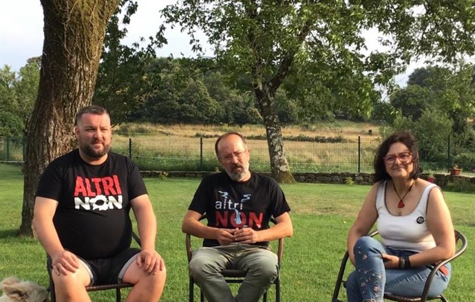 A nova directiva da Plataforma Ulloa Viva. De esquerda a dereita: Serxio Núñez (Tesoureiro), Juan Pedro Sánchez (Presidente) e Ana Otero (Secretaria).