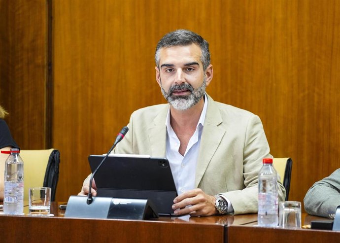 El consejero de Agricultura, Pesca, Agua y Desarrollo Rural, Ramón Fernández-Pacheco, durante la comisión de esta tarde.