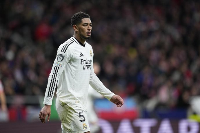 Archivo - Jude Bellingham of Real Madrid looks on during the UEFA Champions League 2024/25  League Round of 16 Second Leg match between Atletico de Madrid and Real Madrid CF, at Riyadh Air Metropolitano stadium on March 12, 2025, in Madrid, Spain.