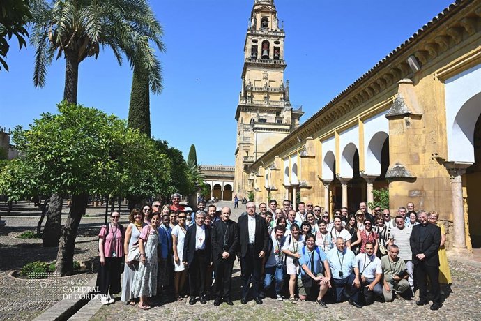 Foto de familia de trabajadores y responsables de la CEE y del Cabildo Catedral de Córdoba en el Patio de los Naranjos de la Mezquita-Catedral.