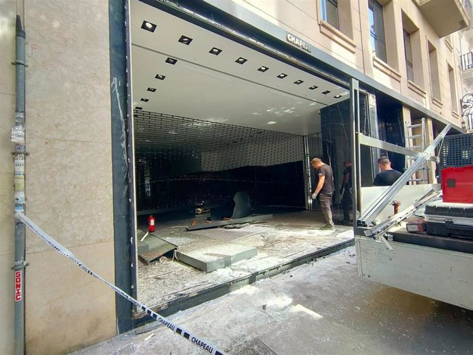 Escaparate de la tienda de lujo asaltada en un robo en València