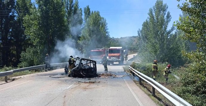 Extinguido el incendio en un turismo en Villálvaro (Soria) antes de extenderse a la masa forestal de la zona .