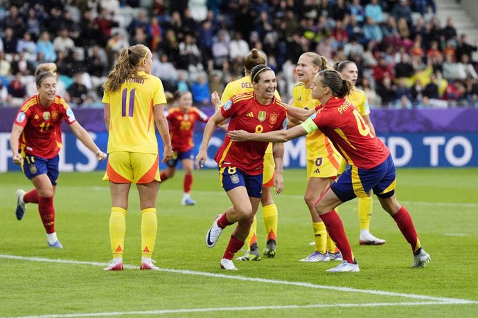 07 de julho de 2025, Suíça, Thun: Mariona Caldentey (C), da Espanha, comemora o quarto gol de sua equipe durante a partida de futebol do Grupo D da UEFA Women's Euro 2025 entre Espanha e Bélgica na Arena Thun. Foto: Nick Potts/PA Wire/dpa