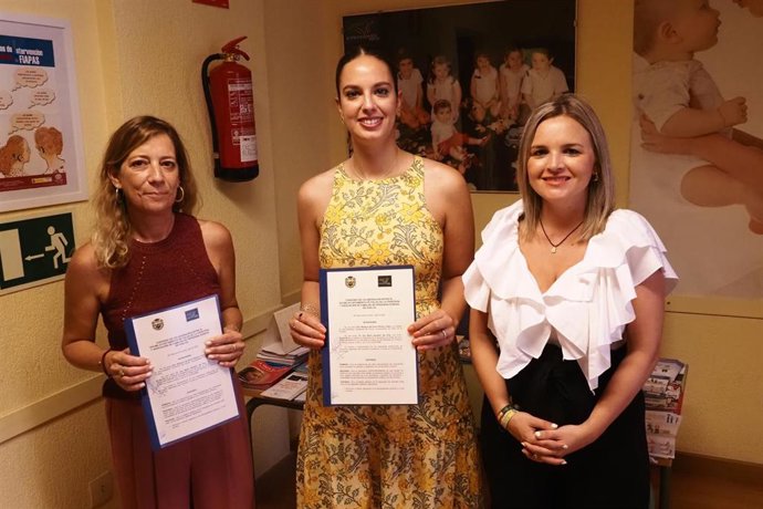 Firma del convenio entre el Ayuntamiento de Palos de la Frontera (Huelva) y la asociación Asprodesordos Huelva.