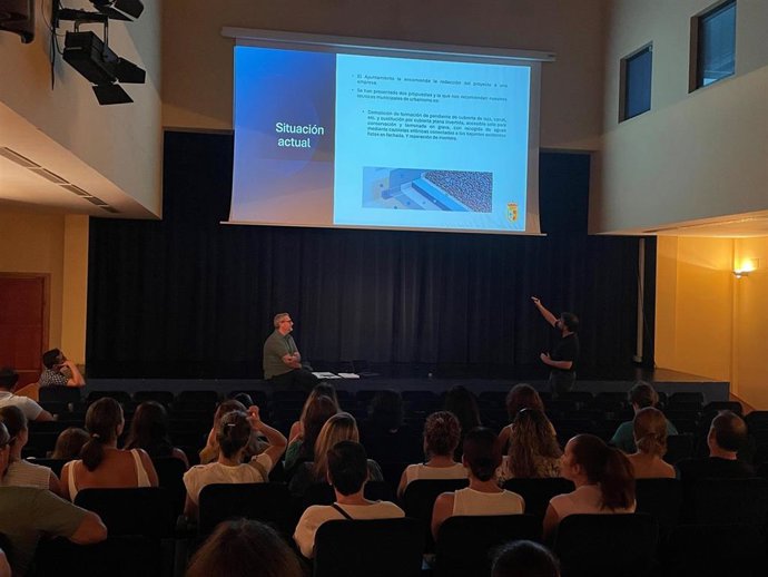 El Gobierno local y la comunidad educativa del colegio público Fernando Feliú abordan el proyecto de sustitución de la cubierta del centro escolar La Estación.