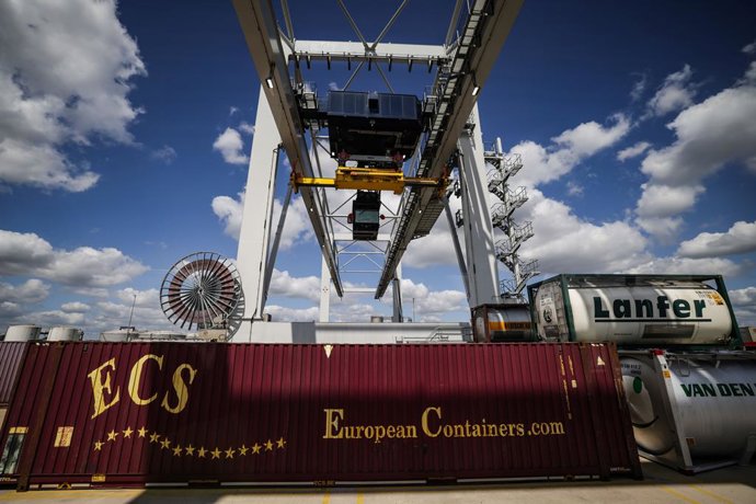 03 July 2025, North Rhine-Westphalia, Duisburg: A container is loaded at the Gateway Terminal in the Port of Duisburg. Photo: Oliver Berg/dpa