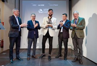 Manu Sánchez recibiendo el Premio Gaditano de Adopción.