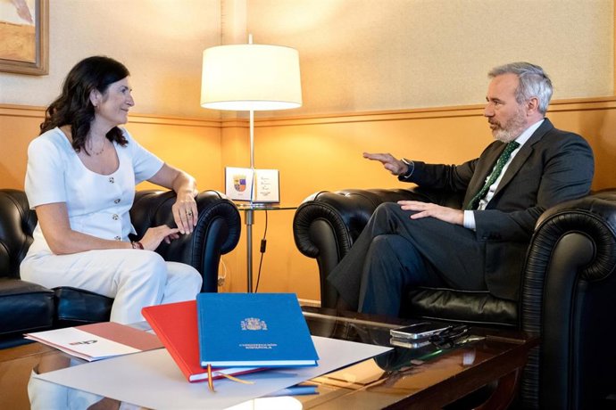 El presidente de Aragón, Jorge Azcón, junto a la secretaria general de CHA, Isabel Lasobras, en el Pignatelli.