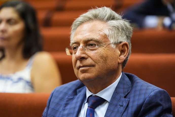 El magistrado Francisco de Paula Sánchez Zamorano asiste en el Pleno del Parlamento a la votación para su elección como director de la Oficina Andaluza Antifraude.