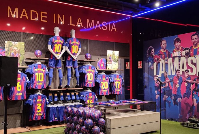 Camisetas do FC Barcelona com o nome de Lamine Yamal e seu novo número "10", no Barça Botiga no Spotify Camp Nou