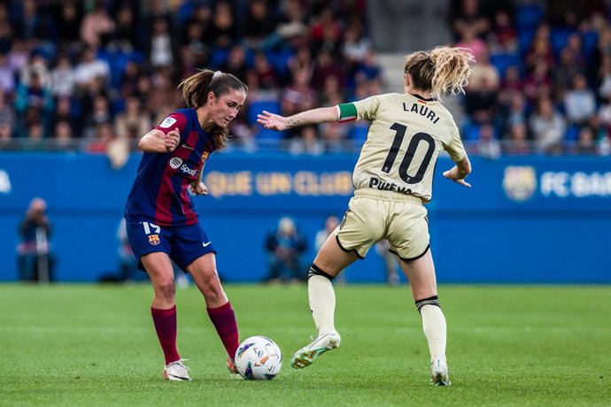 Archivo - Bruna Vilamala of Fc Barcelona Femenino in action against Lauri Requena Sanchez of Granada FC Femenino during the Spanish league, Liga F, football match played between Fc Barcelona  and Granada FC  at Johan Cruyff Stadium on October 21, 2023 in 