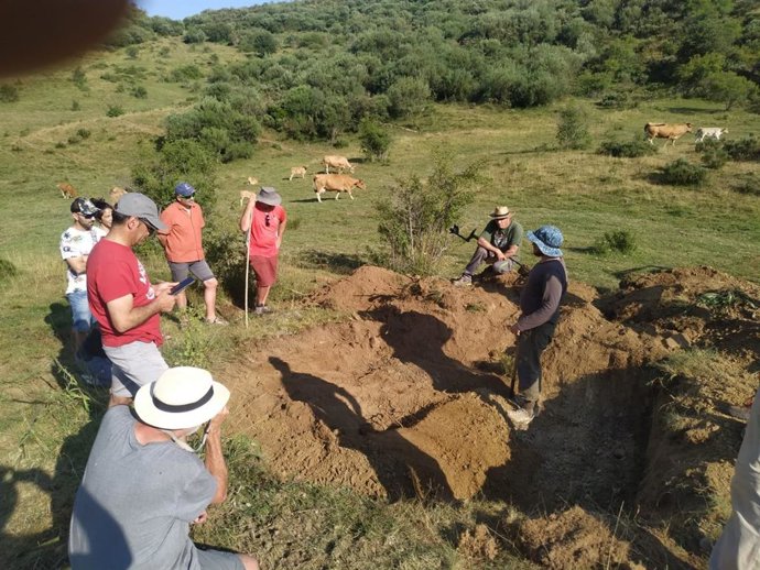 Fosa común en Poladura de la Tercia donde se han hallado los primeros restos humanos.