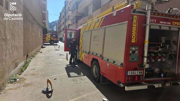 Efectivos del Consorcio Provincial de Bomberos de Castellón en el incendio de un piso en Peñíscola