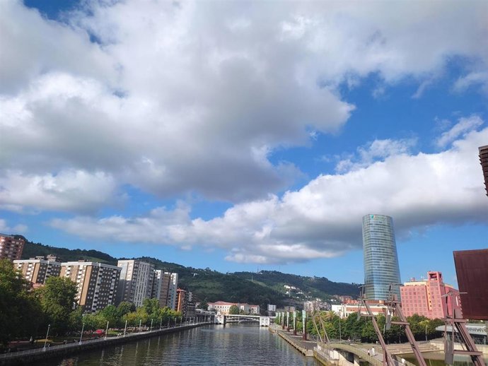 Nubes y claros sobre Bilbao