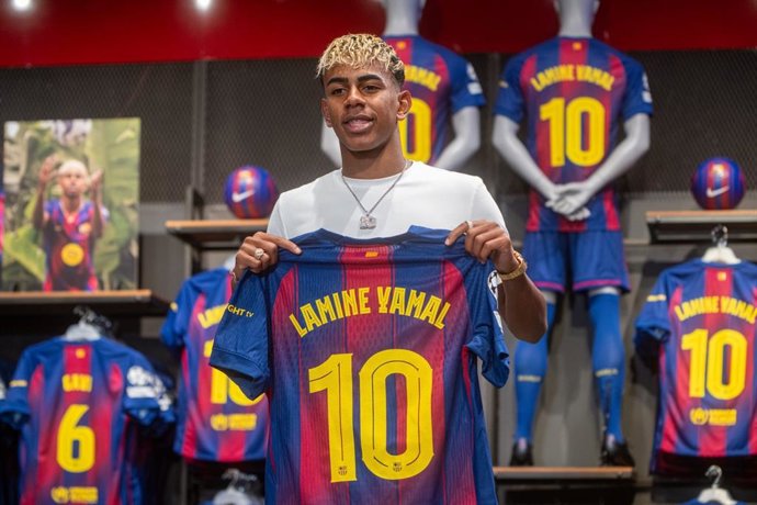 El jugador del FC Barcelona Lamine Yamal con la camiseta con el dorsal '10', en la Barça Botiga del Spotify Camp Nou