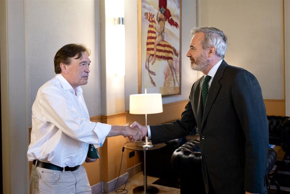 El portavoz de Aragón-Teruel Existe, Tomás Guitarte, y el presidente del Gobierno de Aragón, Jorge Azcón.