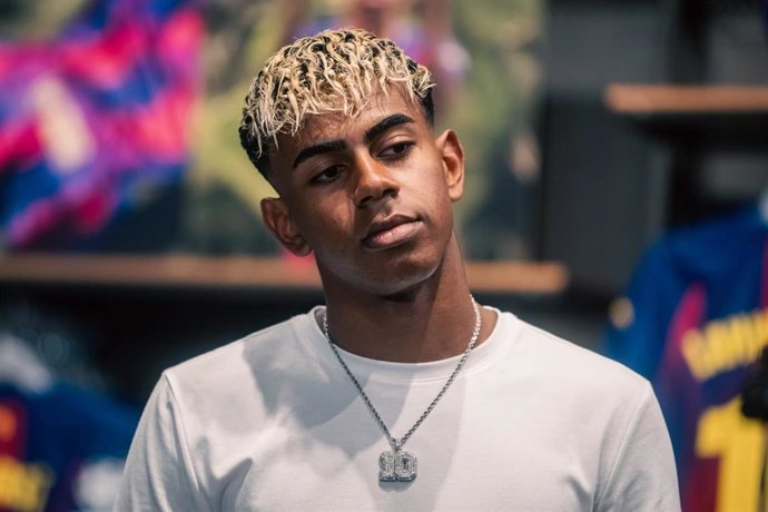 El jugador del FC Barcelona Lamine Yamal con la camiseta con el dorsal '10', en la Barça Botiga del Spotify Camp Nou
