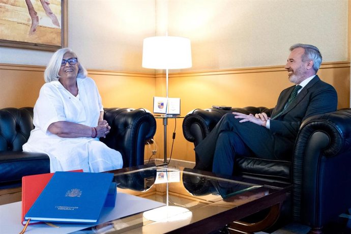 La portavoz de Podemos Aragón, Pilar Gimeno, junto al presidente de Aragón, Jorge Azcón.