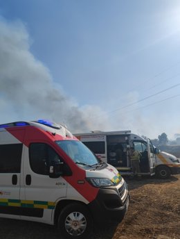 Efectivos de Cruz Roja desplazados en el incendio forestal en Trujillo