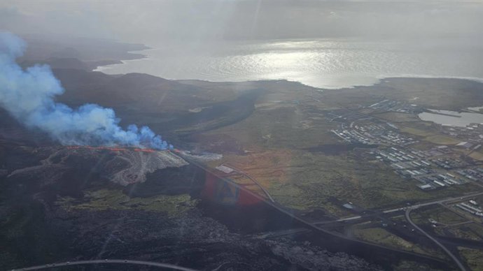 Archivo - April 1, 2025: VIDEO AVAILABLE: CONTACT INFO@COVERMG.COM TO RECEIVE**..These images and video show a volcanic fissure in south-west Iceland that has resulted in tourists and residents being evacuated...The eruption, which began on Tuesday mornin