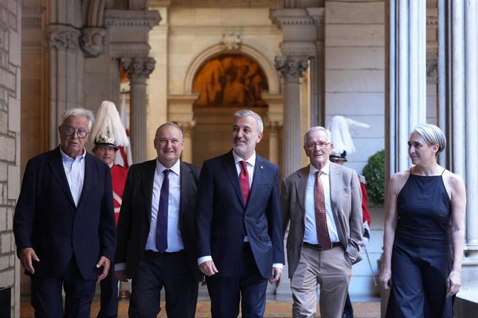 De izquierda a derecha, Joan Clos, Jordi Hereu, Jaume Collboni, Xavier Trias y Ada Colau, entrando al acto de entrega de la Medalla de Oro de Barcelona a los ex alcaldes y alcaldesa.
