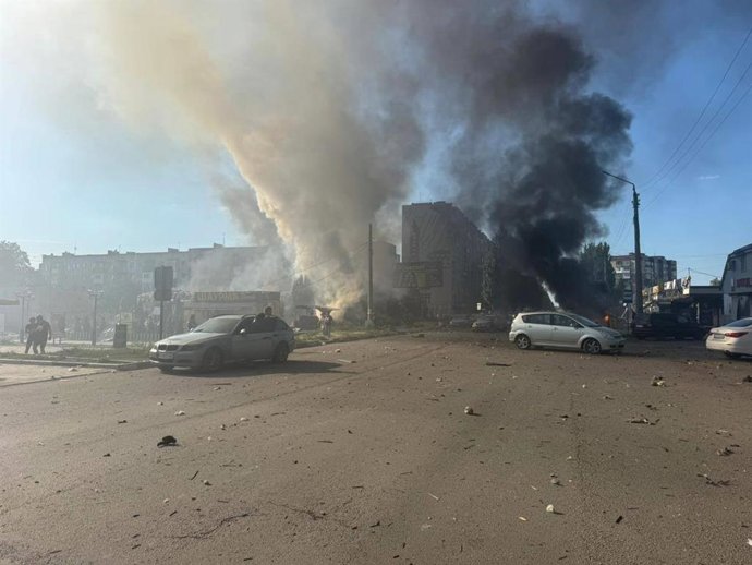 Ataque russo à cidade ucraniana de Dopropilia, na região de Donetsk, parcialmente ocupada por tropas russas.