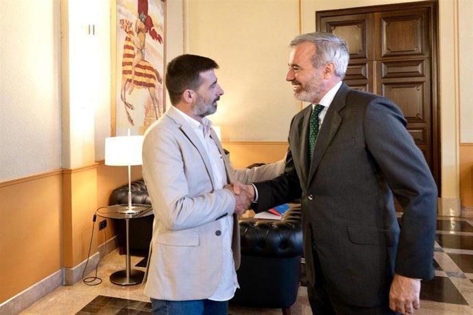 El portavoz de IU Aragón, Álvaro Sanz, y el presidente del Gobierno de Aragón, Jorge Azcón.