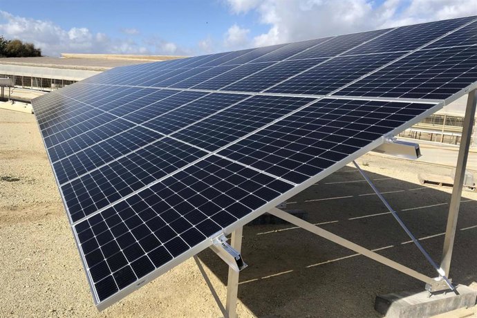 Archivo - Panel solar en las instalaciones de la Universidad de Almería.