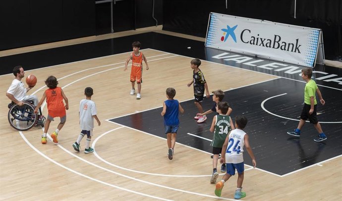 CaixaBank y el Valencia Basket acercan el deporte paralímpico a los más jóvenes con el programa Empower Kids en Valencia