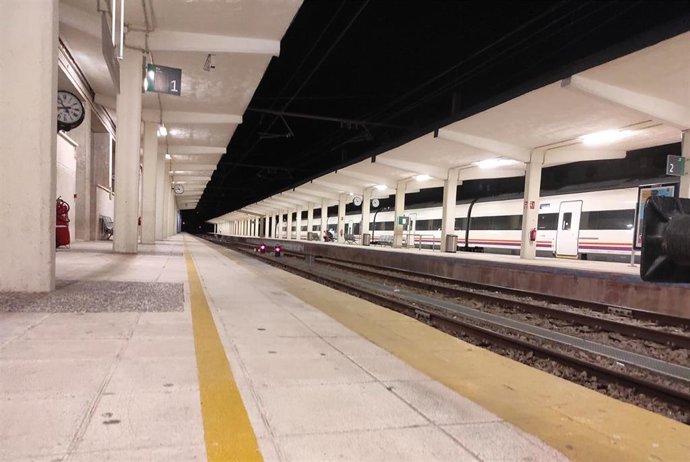 Archivo - Imagen de archivo de los andenes en la estación de tren de Jaén.
